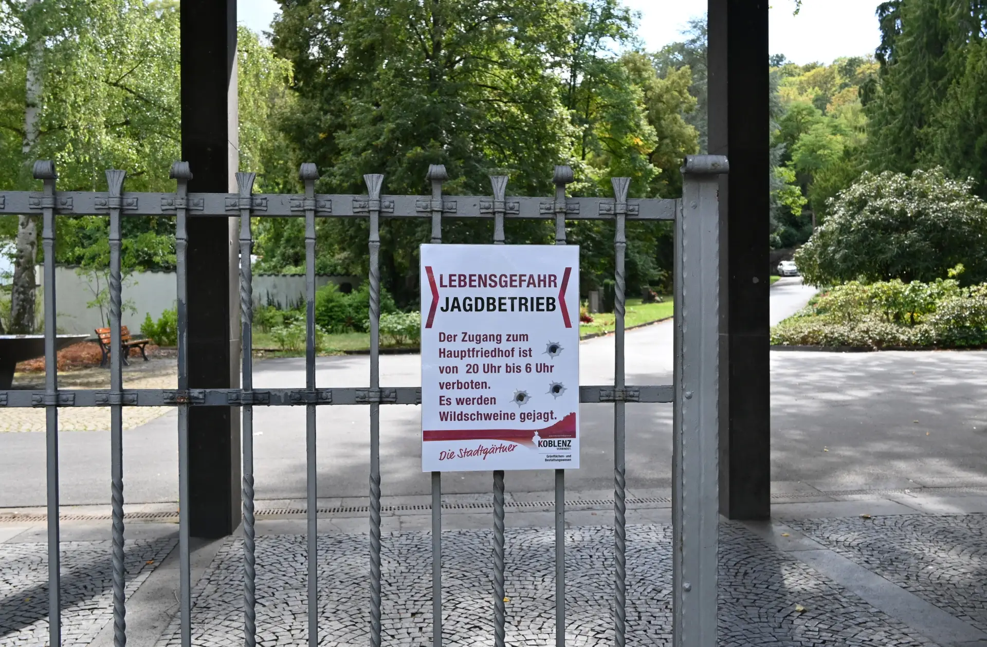 Im Notfall kann das Areal noch über den Ausgang mit der Baumscheibe an der Beatusstraße verlassen werden.