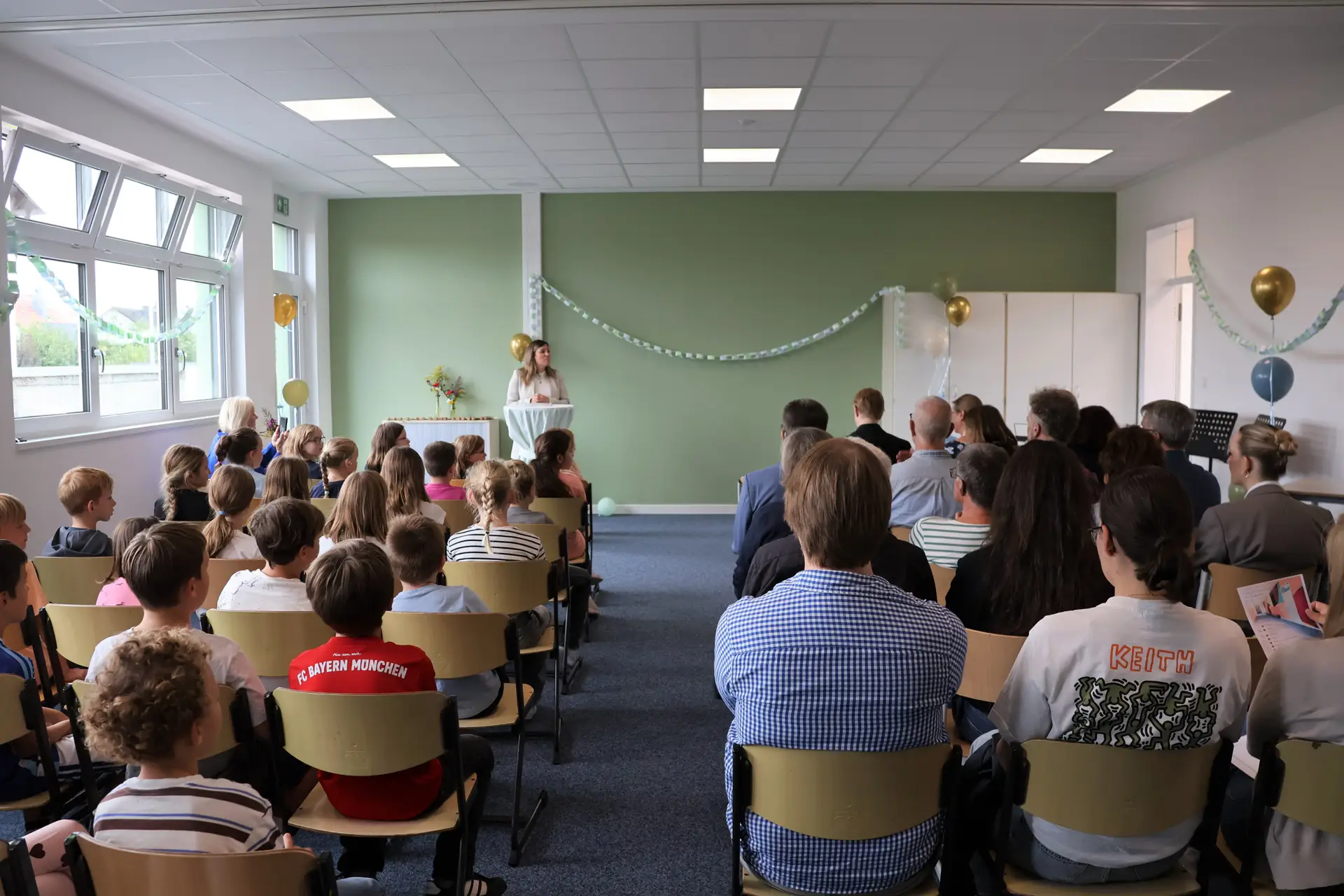Beigeordnete Jennifer Braun bei der Einweihungsfeier des Erweiterungsbaus der Grundschule Dammheim.