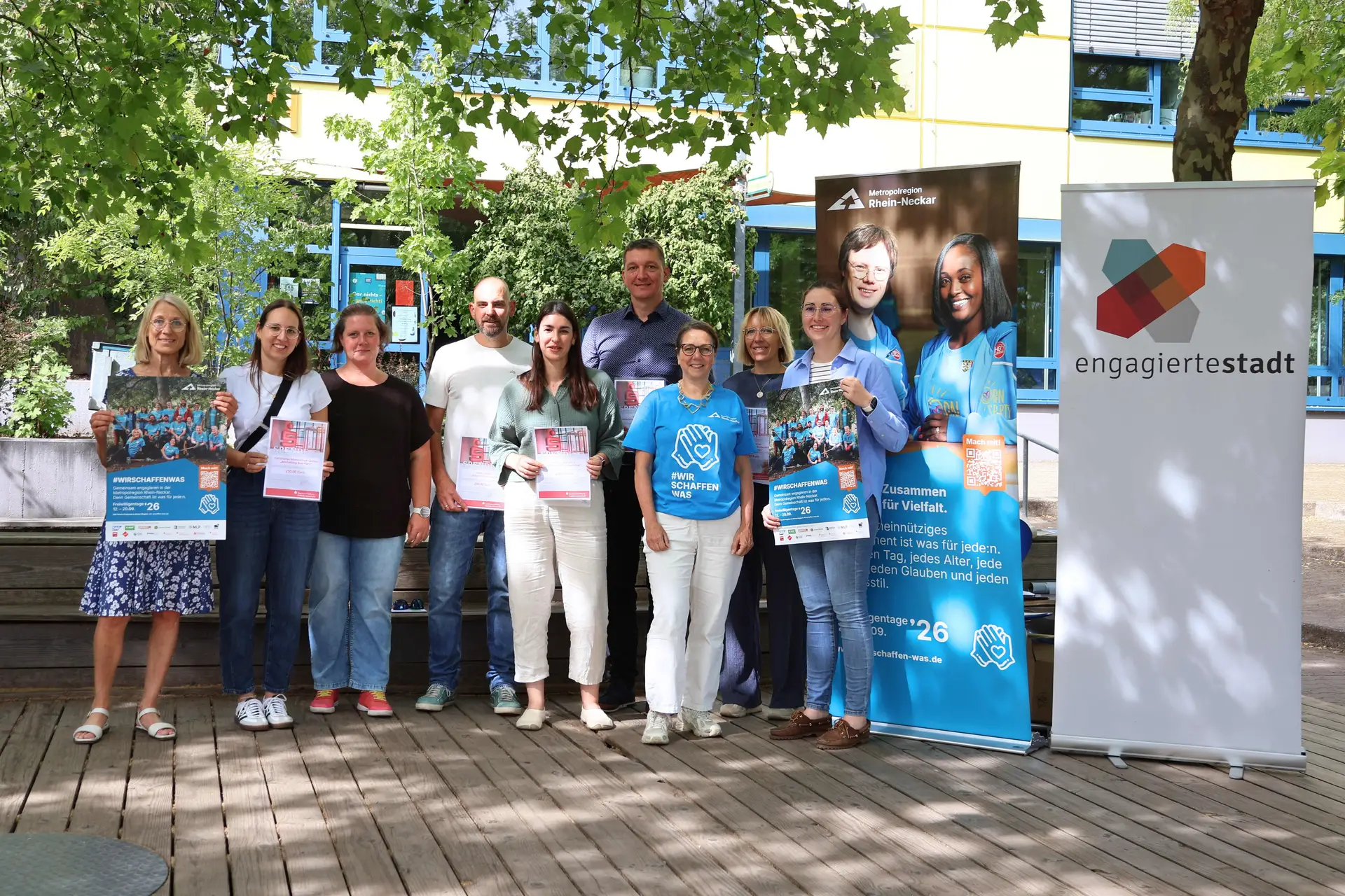 Schaffen was: Gemeinsam mit der Beigeordneten Lena Dürphold (rechts), der städtischen Ehrenamtsbeauftragten Angelika Kemmler (links) und Christine Theuer vom veranstaltenden Verein Zukunft Metropolregion Rhein-Neckar (2.v.r.) haben die Freiwilligen die Landauer Projekte für die Freiwilligentage 2026 in der Konrad-Adenauer-Realschule plus der Öffentlichkeit vorgestellt. (Quelle: Stadt Landau) ______________________…