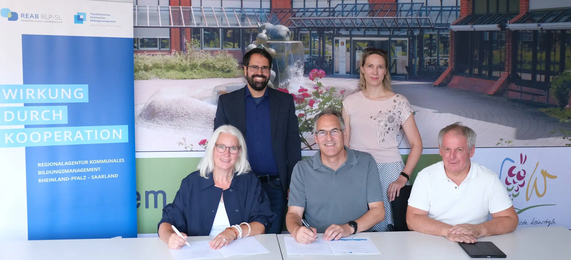Dr. Katja Wolf, Leiterin der Regionalagentur (vorne links), Landrat Dietmar Seefeldt (Mitte) und Kreisbeigeordneter Werner Schreiner (rechts) unterzeichneten die Vereinbarung im Beisein von Sebastian Müller, kommunaler Berater, und Projektleiterin Monika Kukyte.