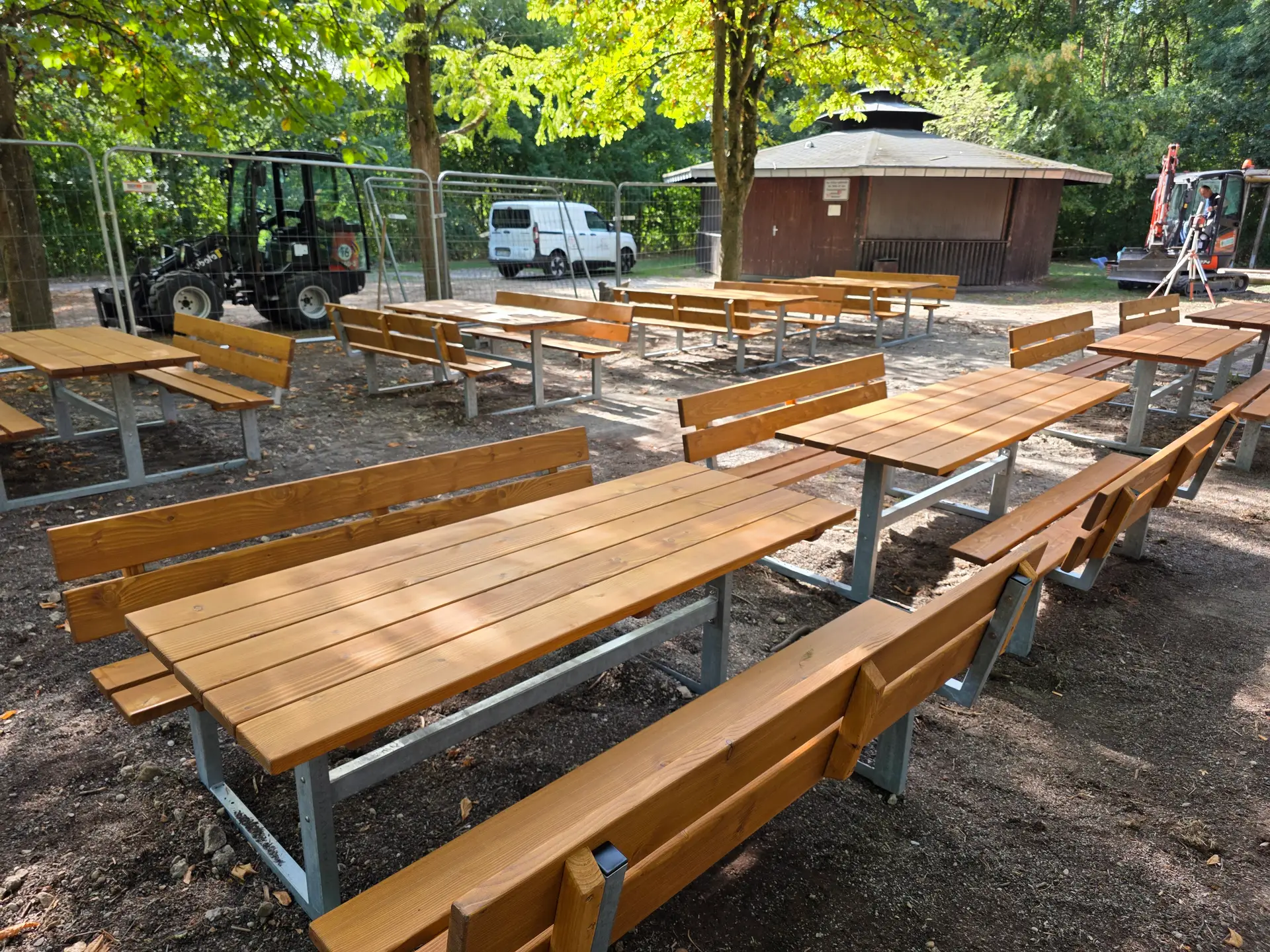 Neue Sitzgruppe mit Tisch und Bänken an der Grillhütte im Freien.
