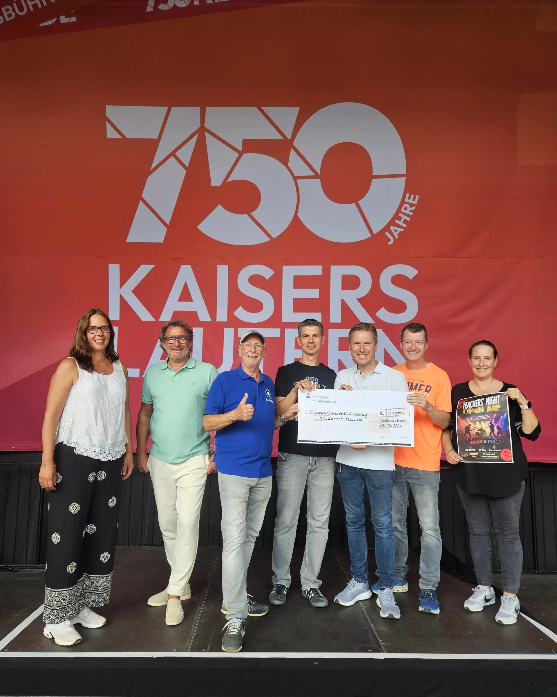 V.l.: Dana Keller vom Citymanagement und Citymanagement-Leiter Alexander Heß freuen sich über die gelungene Aktion. Michael Krauß, Vorstandsmitglied des Kinderschutzbundes, nimmt den Spendenscheck entgegen von Daniel Blass vom HSG, Matthias Kurz vom RBG und Christoph Ohsiek vom ASG. Mit dabei ist Eva Blass, Initiatorin des Gemeinschaftsprojekts Teachers' Night.