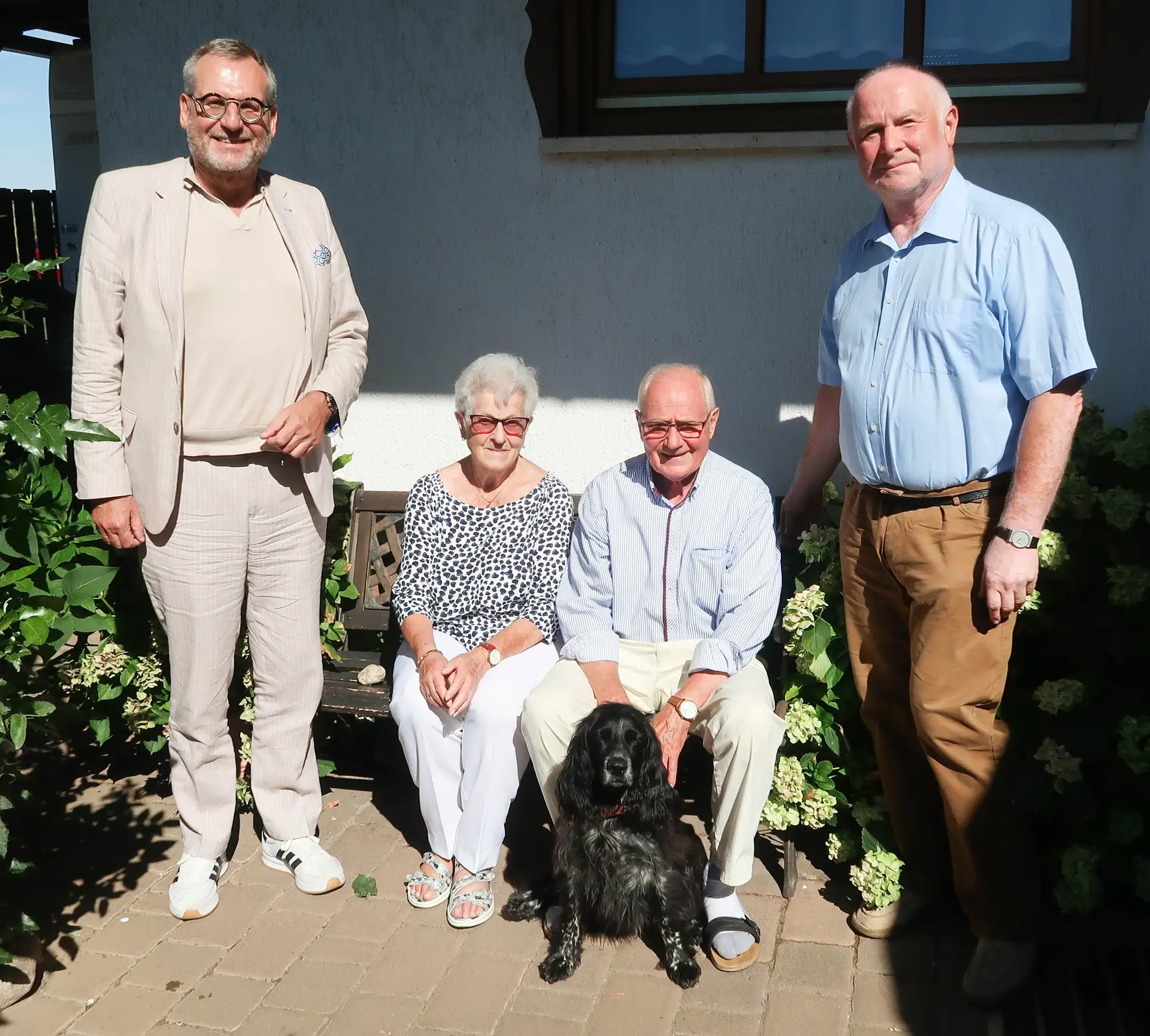Mit auf dem Foto Hund Theo und ein guter Freund der Familie, Rainer Fondel.