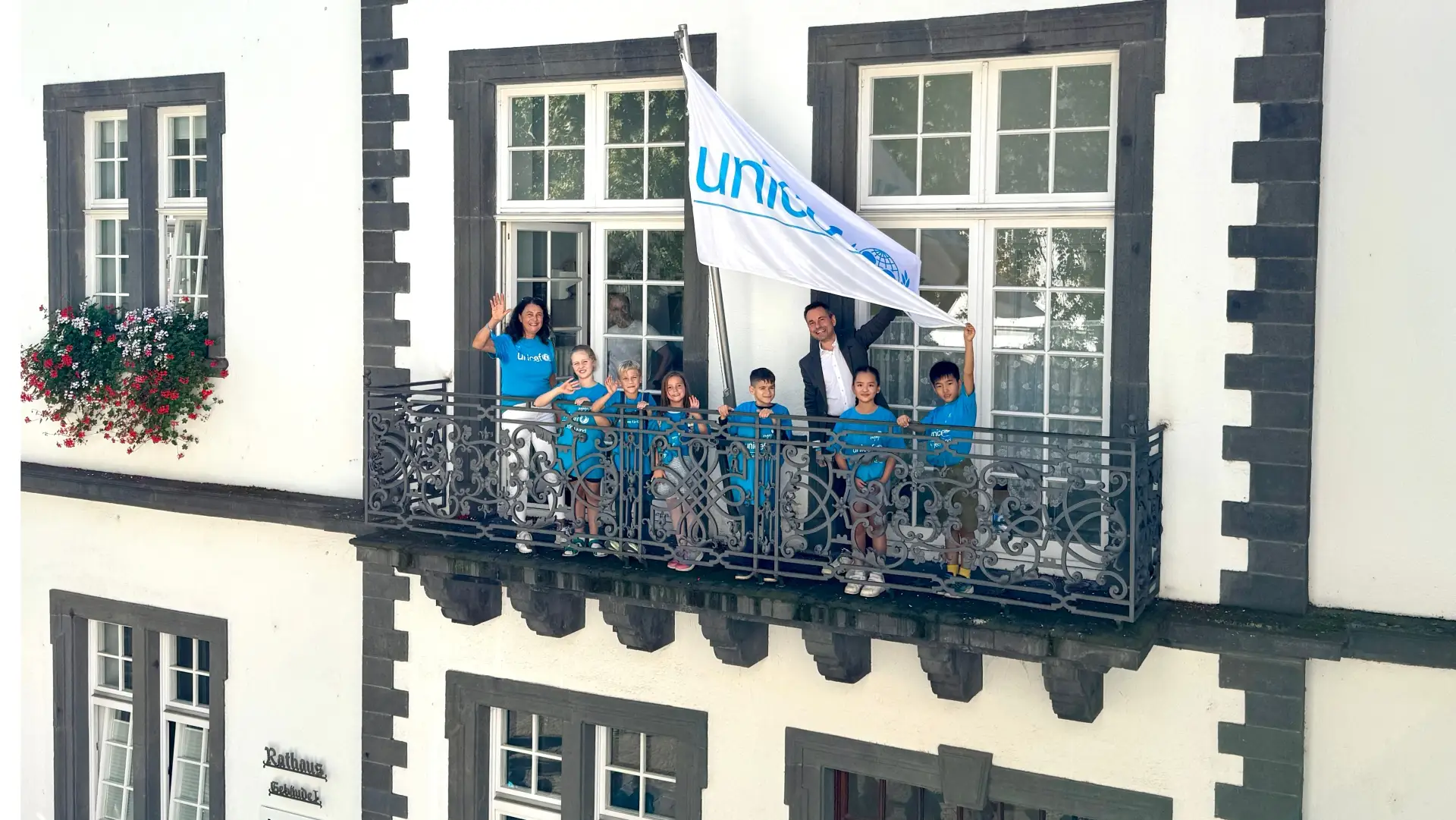 UNICEF-Flagge weht am Rathaus.