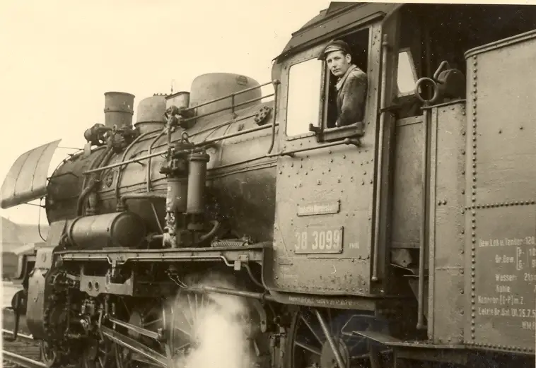 Hans Hamm im Führerstand einer Dampflokomotive, 1950er Jahre