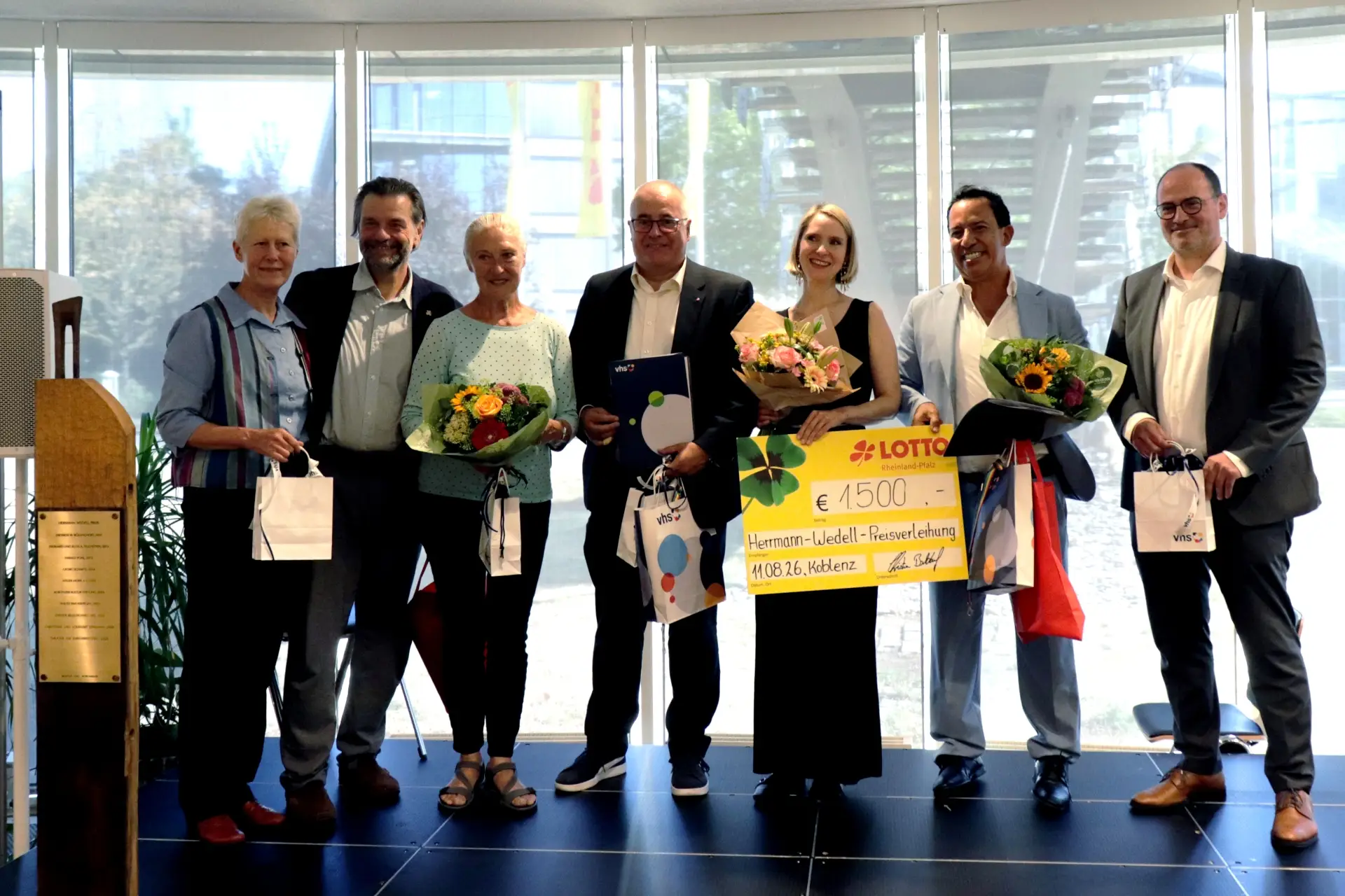 Annika Woyda und Gabriel Diaz mit weiteren Personen bei der Preisverleihung des Hermann-Wedell-Preises in Koblenz.