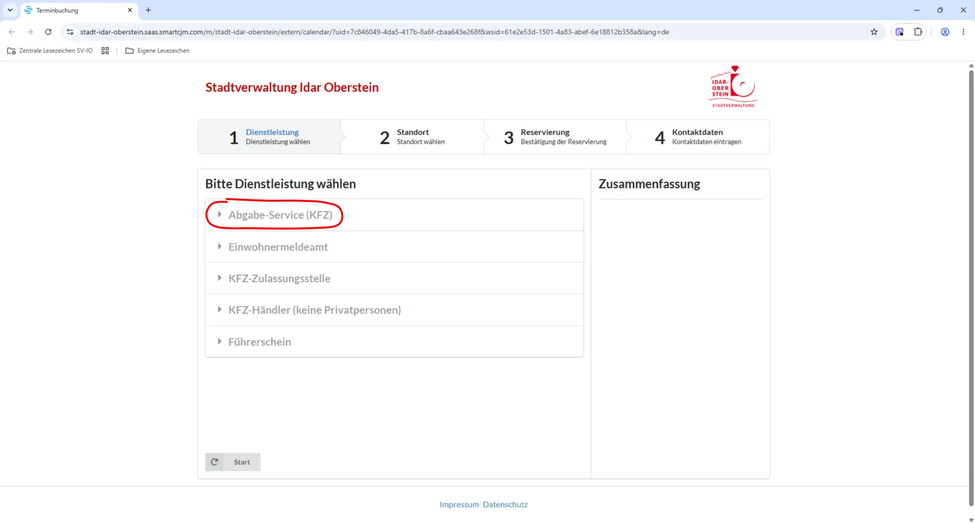 Eingangsschild und Informationshinweis an einem Verwaltungsgebäude, im Hintergrund Teile der Fassade.