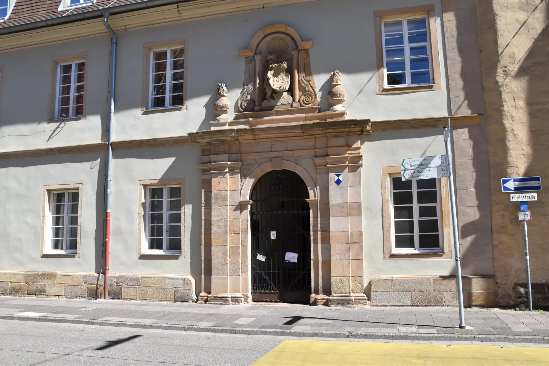Der Zugang zum Kreuzgang in der Landauer Königstraße ist aktuell versperrt. (Quelle: Stadt Landau) Pressemitteilung der Stadt Landau in der Pfalz. Bitte stets als