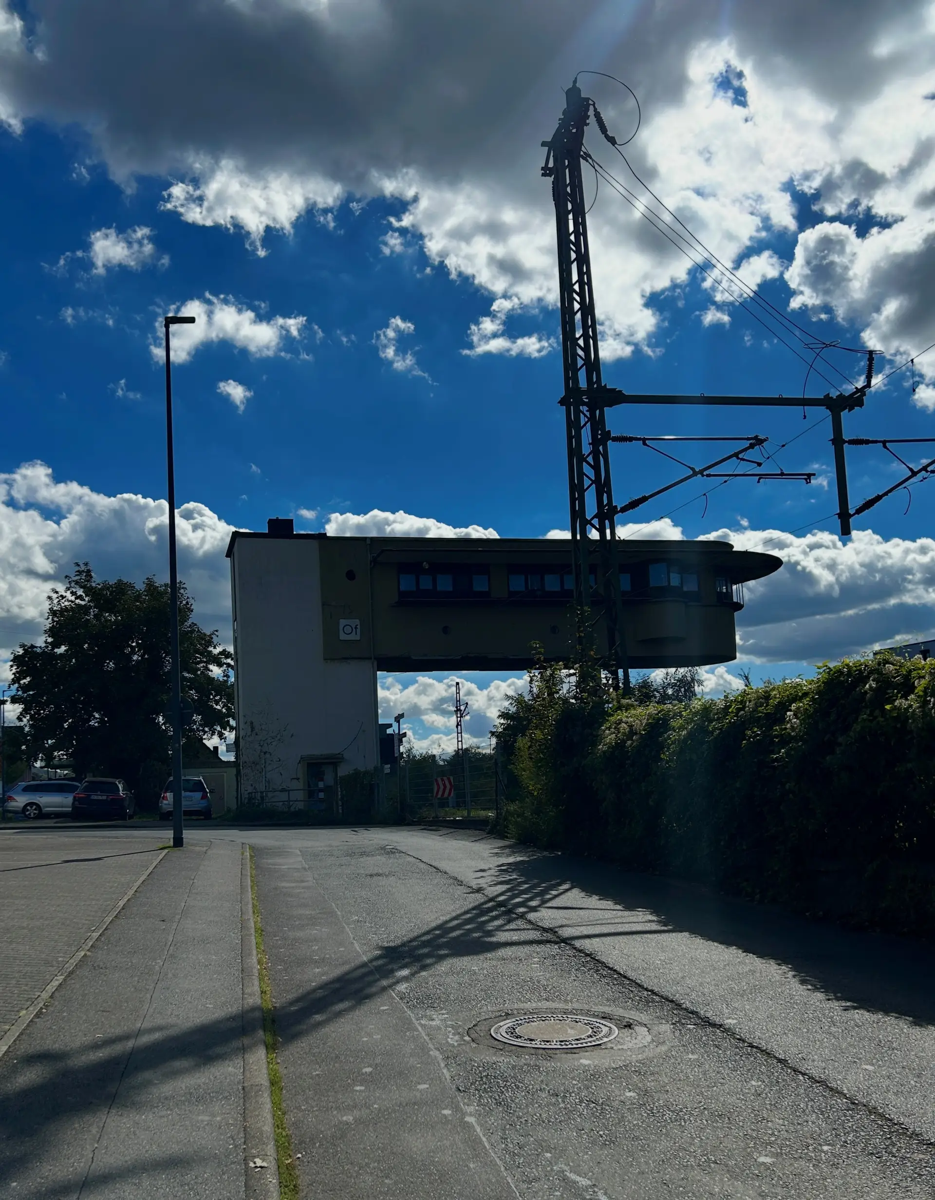 Nächtliche Straßenszene mit beleuchteter Fahrbahn und Verkehrsschildern entlang der Straße.