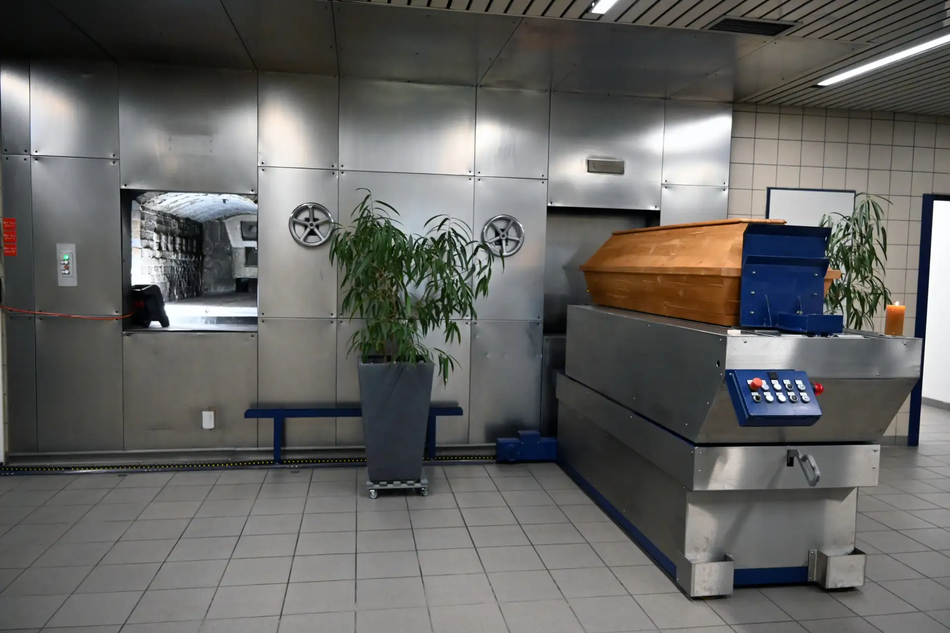 Während des Tags der offenen Tür nutzten rund 200 Interessierte das Angebot einer Führung durch das Krematorium Koblenz. Dabei war auch ein Blick in einen Ofen möglich.