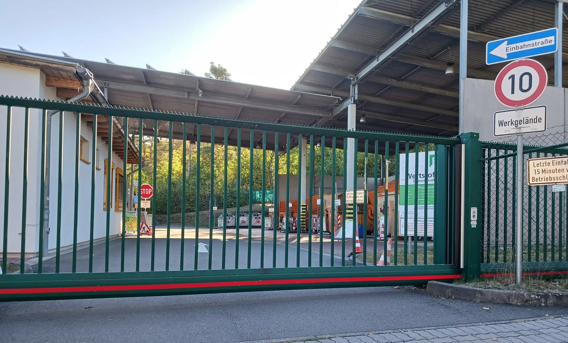 Schlichter Außenbereich eines geschlossenen Wertstoffhofs in der Daennerstraße; Hinweis auf die befristete Schließung.