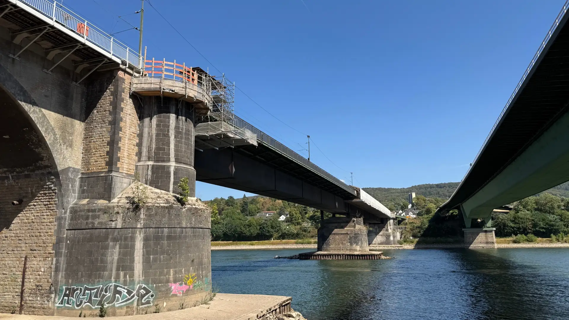 Bildunterzeile: Die Horchheimer Eisenbahnbrücke mit den drei eingehobenen Stahlbauteilen.