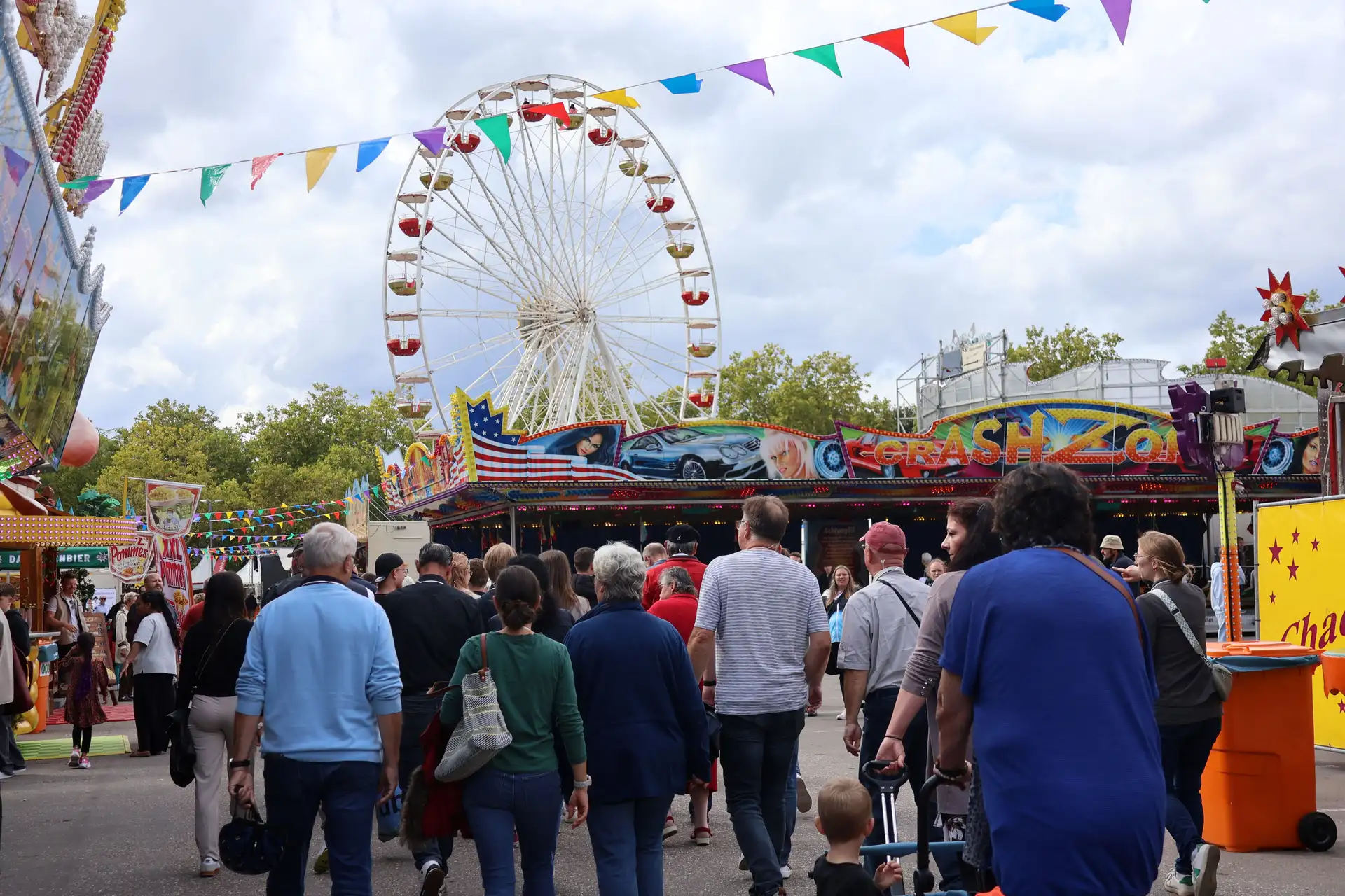 Anlässlich des Jubiläums „100 Jahre Kissel – Handel verbindet Generationen“ laden der Landauer Herbstmarkt und Kissel am 17. September von 15 bis 18:30 Uhr zu einem besonderen Seniorennachmittag ins Weindorf ein. (Quelle: Stadt Landau)