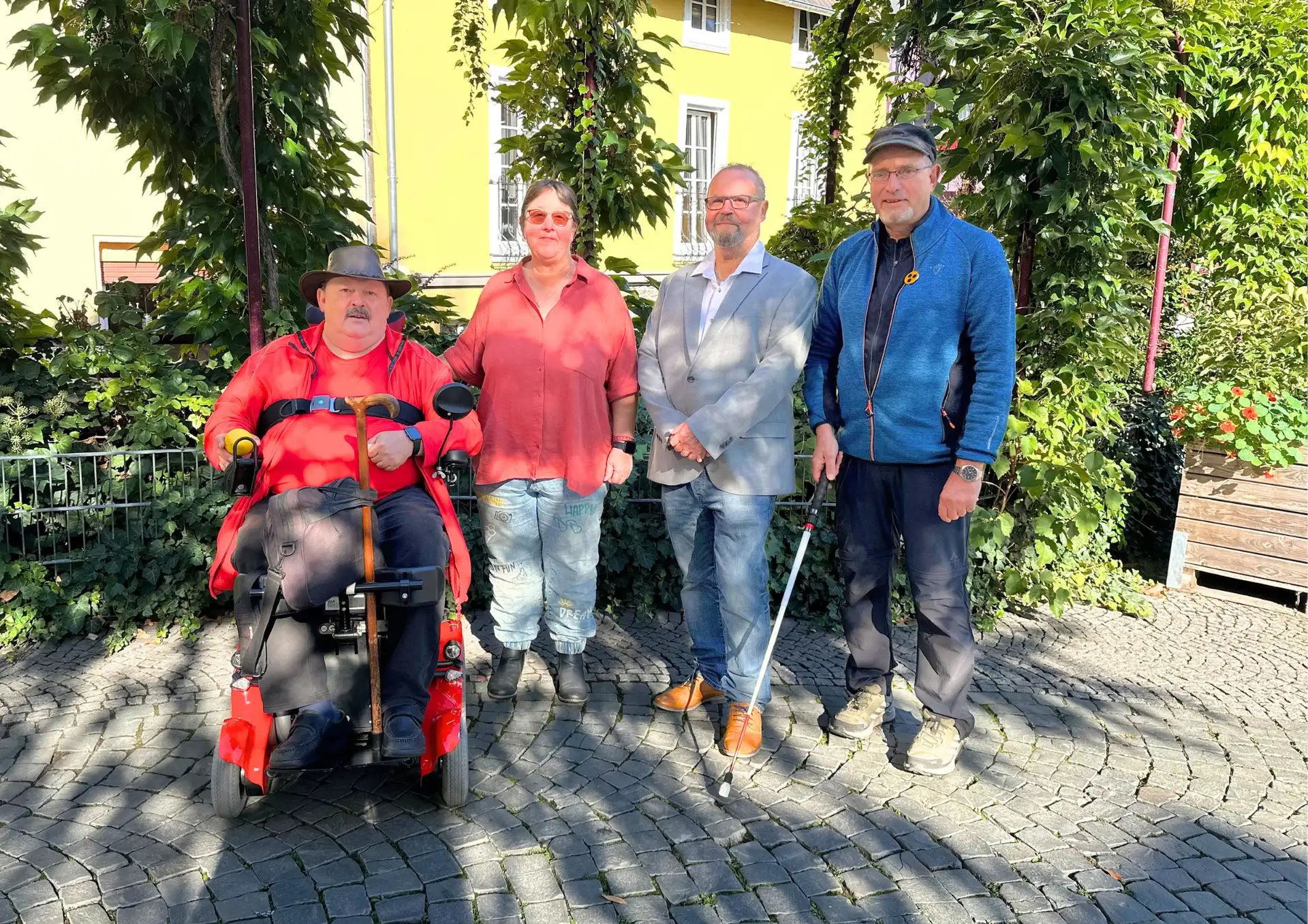 Personengruppe mit mehreren Personen, davon eine Person in der Mitte und zwei weitere daneben; es handelt sich um Vorsitzende und ehemalige Vorsitzende des Behindertenbeirats Andernach/Pellenz.