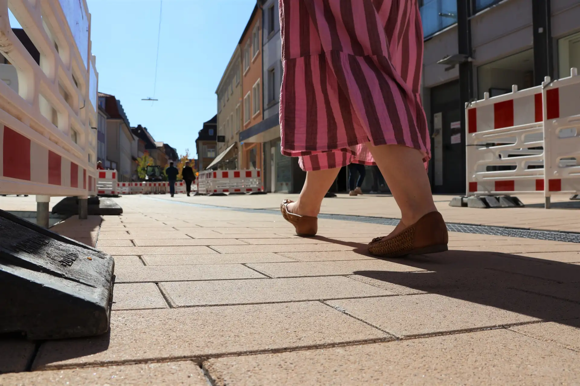 Straßenbaustelle in der Königstraße: fertig gepflasterter Abschnitt zwischen der Queich und der Kreuzung Ostbahnstraße/Gerberstraße.