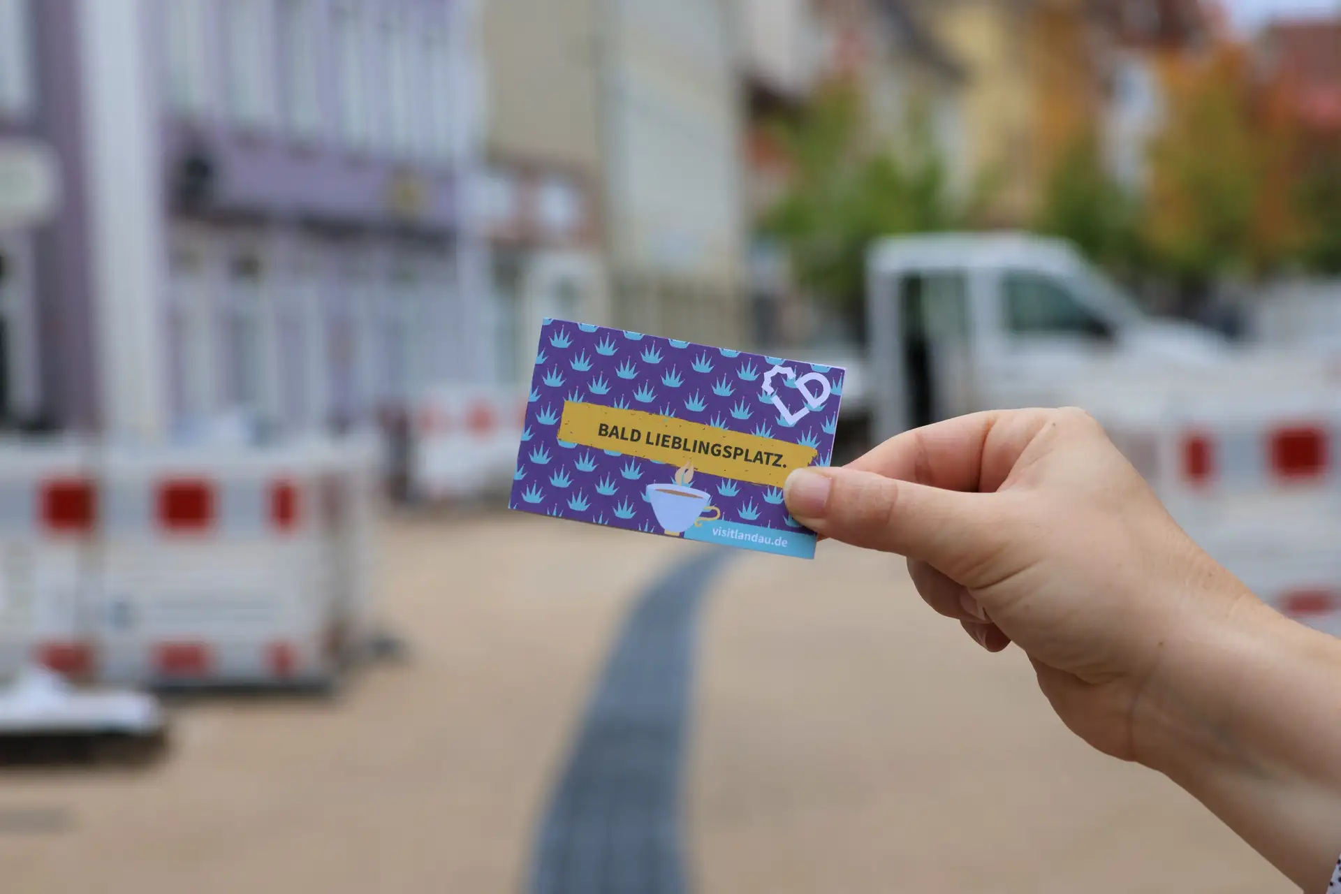 Ein Kaffeegutschein mit dem Hinweis „Bald Lieblingsplatz“ für den Einkauf und Einlösung in der Landauer Königstraße.