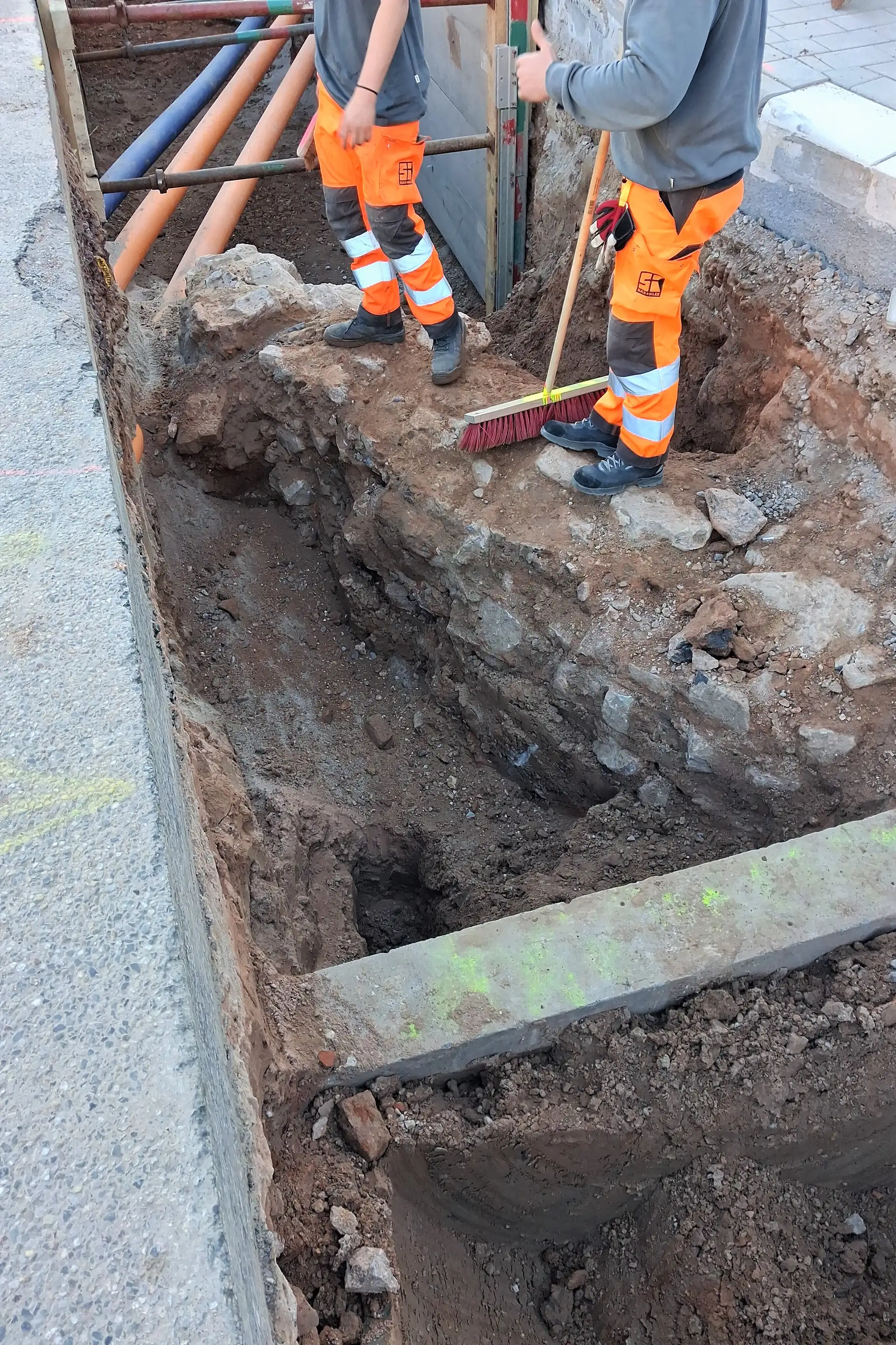 Freigelegte historische Stadtmauer im Marienring während Fernwärmearbeiten