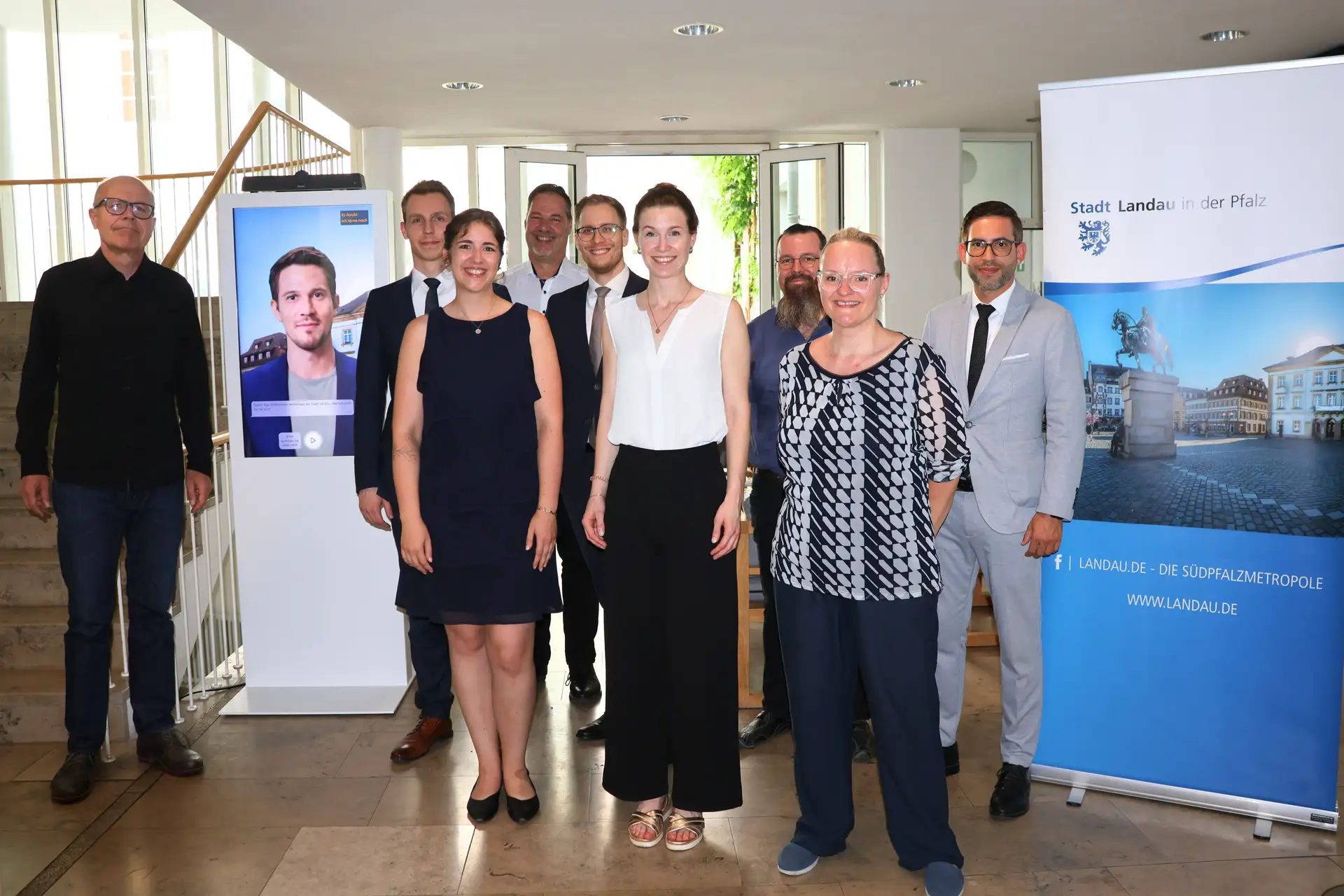 Das Franz-Projektteam, bestehend aus Mitarbeitenden der Stadtverwaltung Landau sowie der CUX GmbH aus Landau, freut sich über den erfolgreichen Start von Franz. Oberbürgermeister Dominik Geißler (links) gratuliert dem Team zu diesem Meilenstein. (Quelle: Stadt Landau) Pressemitteilung der Stadt Landau in der Pfalz. Bitte stets als