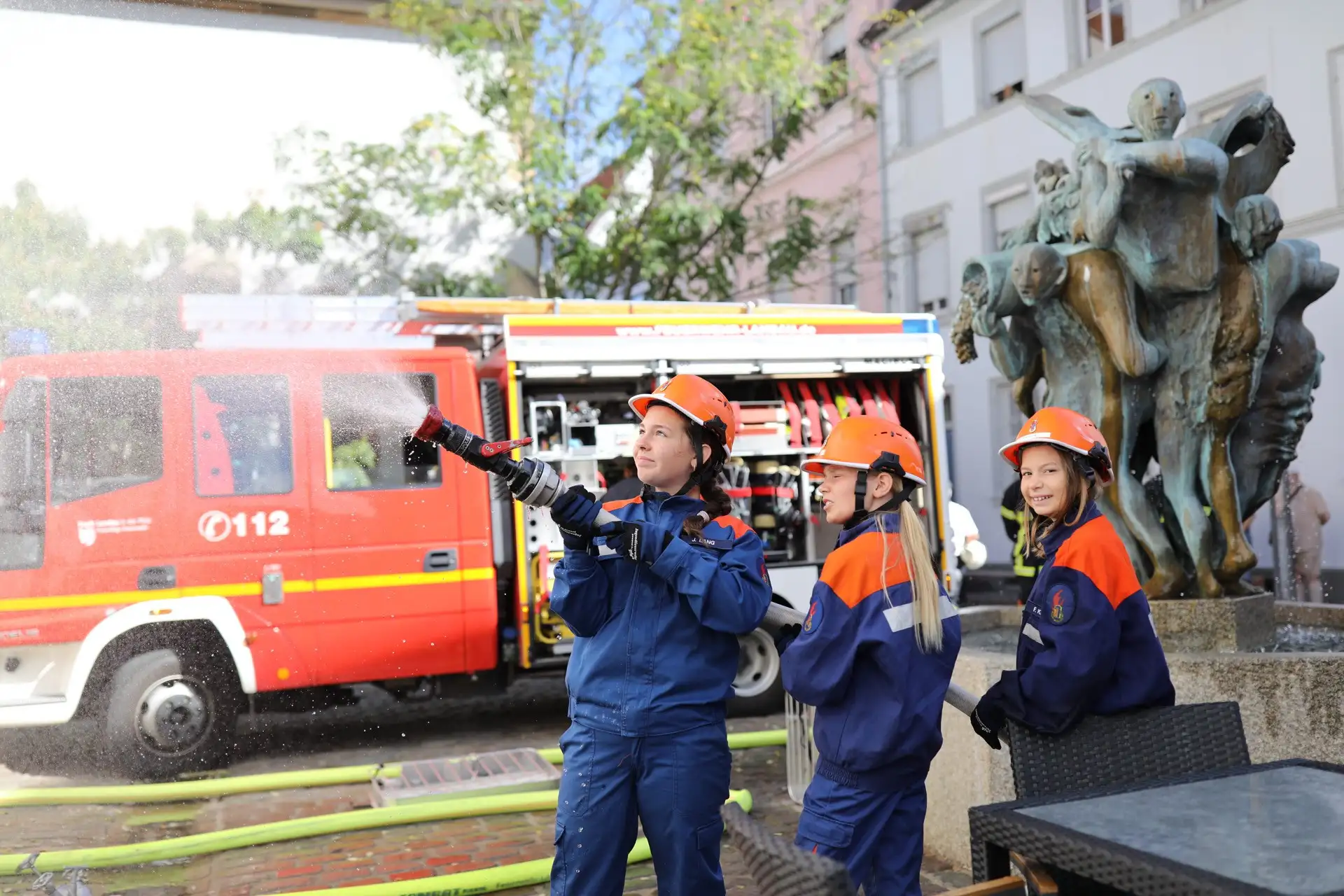 Die sieben Landauer Jugendfeuerwehren stellten jetzt bei ihrer gemeinsamen Jahresinspektionsübung ihr Können unter Beweis. (Quelle: Freiwillige Feuerwehr Landau/Lena Bumb-Rübsam) 2