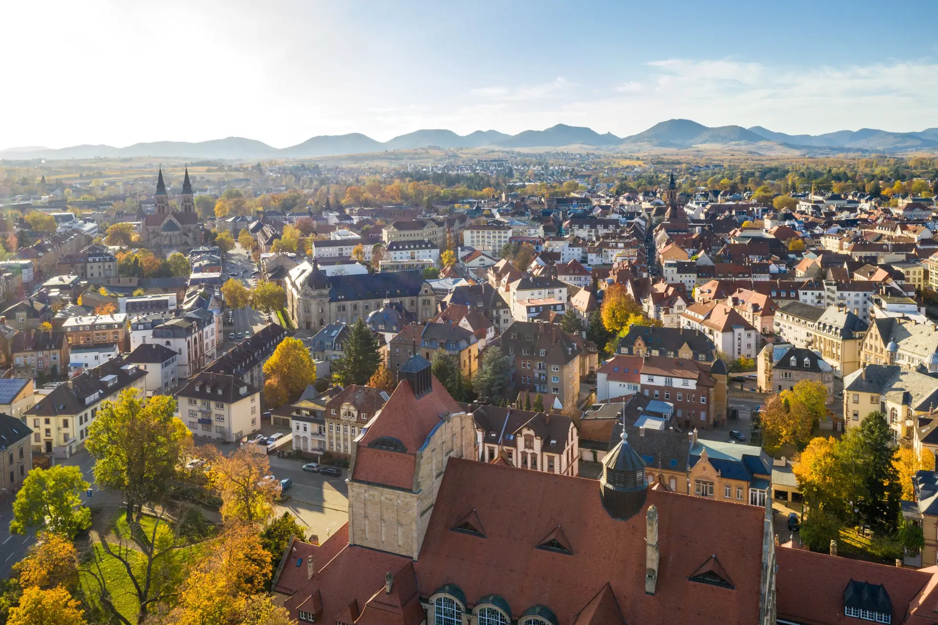 Landau aus einer anderen Perspektive: Beim Herbstspaziergang zur feministischen Stadtplanung geht es um die Frage, wie unterschiedlich Menschen den öffentlichen Raum erleben und nutzen. (Quelle: PfalzTouristik / Dominik Ketz Photography)
