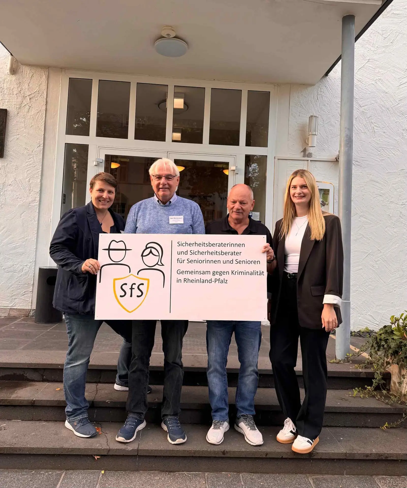 Gruppe von Personen bei der Ausbildung neuer Sicherheitsberater für Seniorinnen und Senioren in Koblenz.