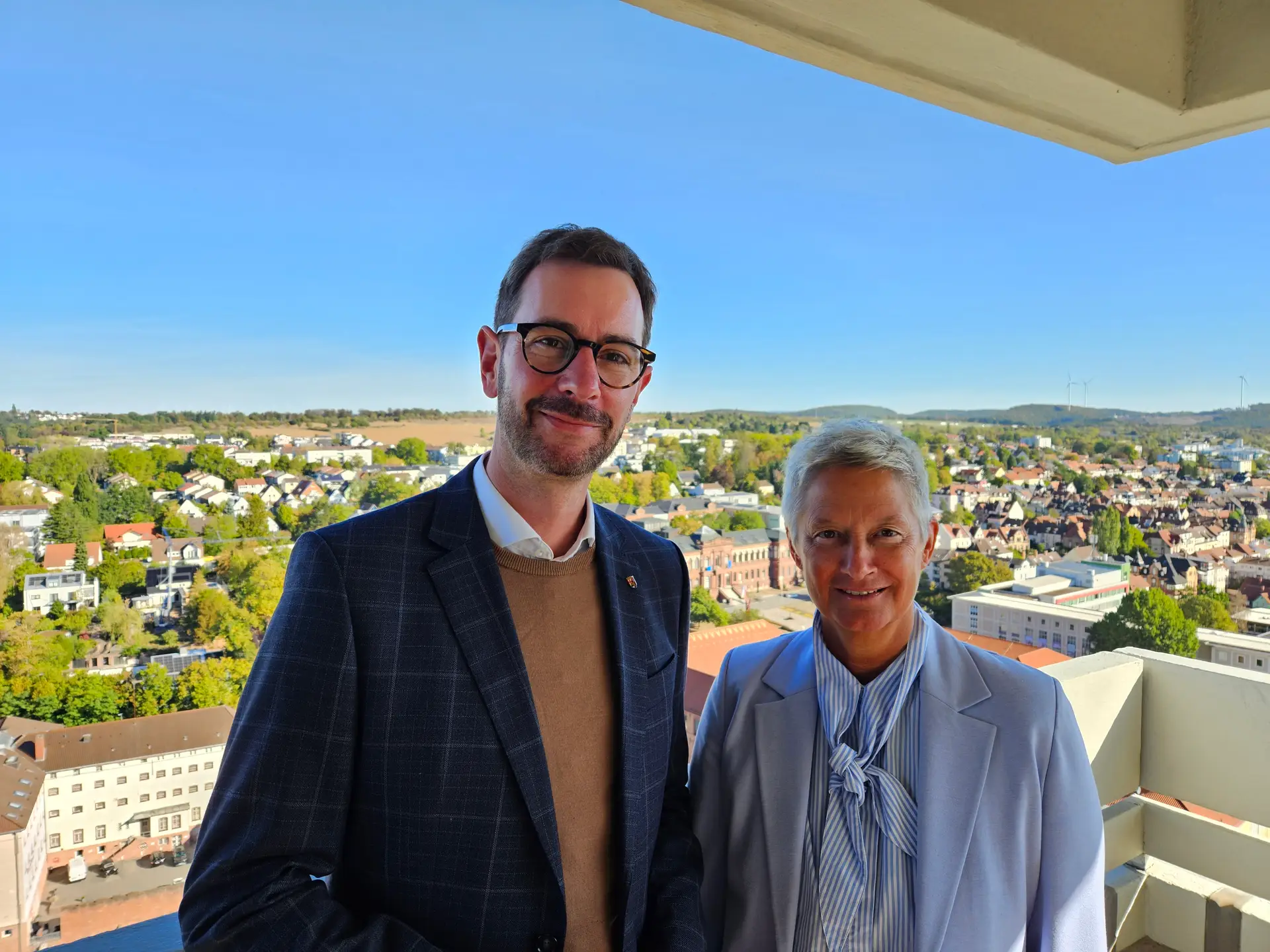 Oberbürgermeisterin Beate Kimmel war mit Jens Jenssen unter anderem auf dem Rathausdach, um ihm die Stadt von oben zu zeigen