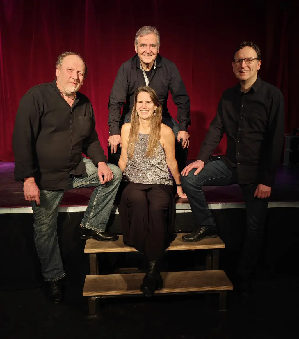 Musikalisches Quartett auf einer Bühne mit Hinweis auf das Festival Euroclassic „Rausch und Raffinement“; Mélange à Deux & Amis.