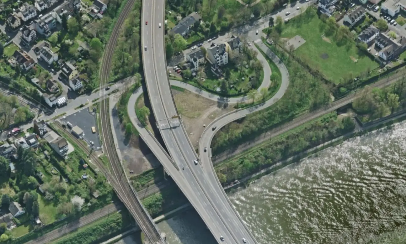 Luftaufnahme des Bahnkreuzungsbauwerks in Horchheim (Koblenz).